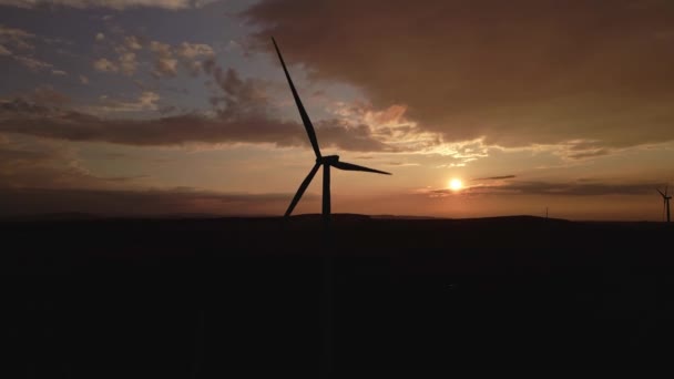 Gün Batımında Yel Değirmeni Silueti Rüzgar Türbini Jeneratörü Rüzgar Enerjisi — Stok video