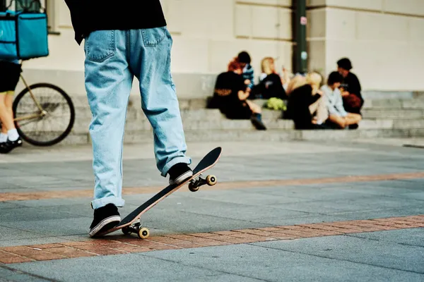 Skateboarder Ritje Skateboard Bij City Street Scater Oefent Skate Board — Stockfoto