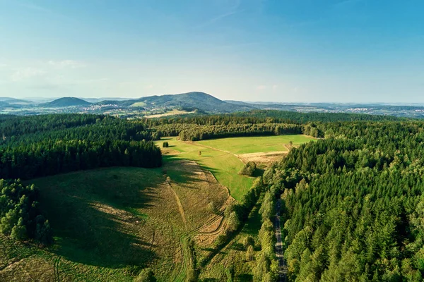 Hory a zelená pole, letecký výhled. Panorama krásné krajiny — Stock fotografie