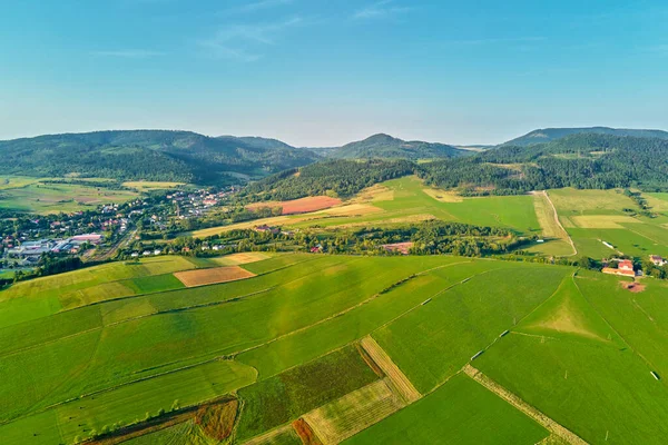 Horská vesnice a zemědělská pole, letecký výhled. Přírodní krajina — Stock fotografie