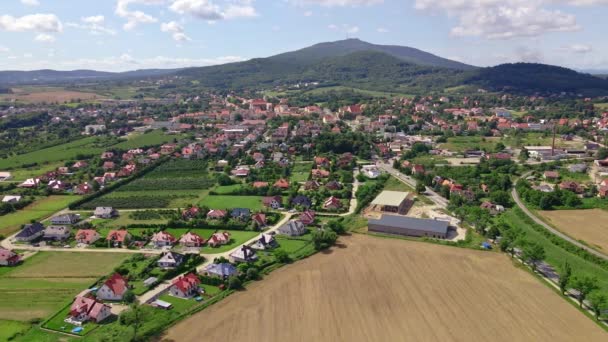 Αεροφωτογραφία του χωριού κοντά στα βουνά. Παραθαλάσσιο τοπίο — Αρχείο Βίντεο