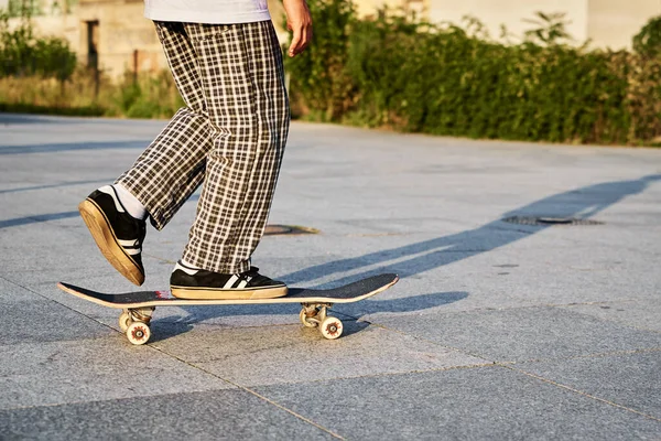 Skateboarder lovagolni gördeszka a város utcájában, közelről — Stock Fotó