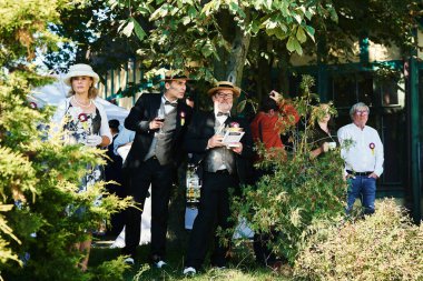 Takım elbiseli yaşlı adamlar doğada