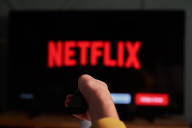 Televizyonda Netflix logosu. Katy Wroclawskie, Polonya - 25 Ekim 2021