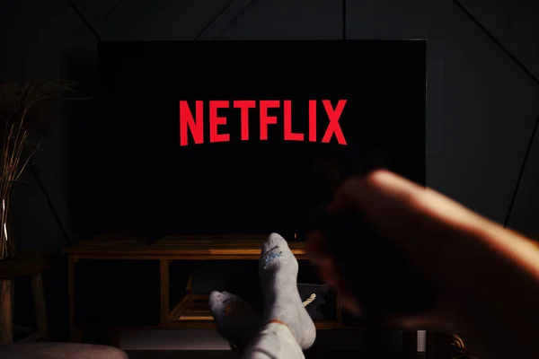 Το λογότυπο του Netflix στην τηλεόραση. Katy Wroclawskie, Πολωνία - 25 Οκτωβρίου 2021 — Φωτογραφία Αρχείου