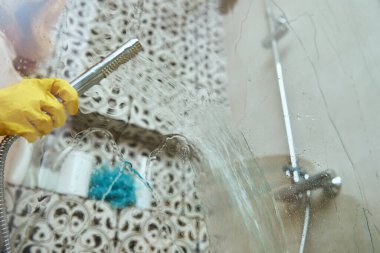 Banyo kabinini temizleyen kadın