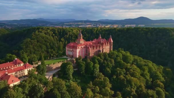 Ksiaz kastély közelében Walbzych nyáron, légi kilátás. Híres turisztikai hely — Stock videók