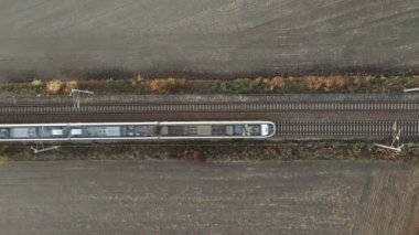 Birbirine doğru giden iki tren, hava manzaralı.
