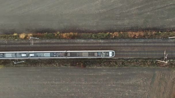 Twee treinen die naar elkaar toe rijden, vanuit de lucht gezien. — Stockvideo