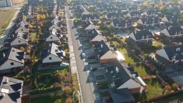 Letecký pohled na moderní rezidenční čtvrti ve městě Evropa — Stock video