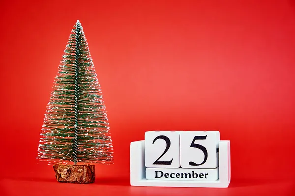 Frohe Weihnachten und ein glückliches neues Jahr Komposition mit Weihnachtsbaum auf rotem Hintergrund — Stockfoto