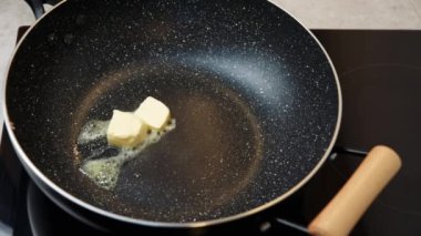 Sıcak tavada kızarmış tereyağı.