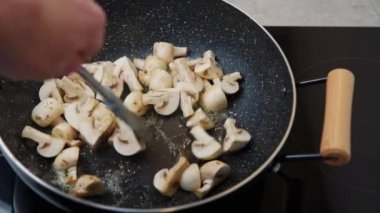Şampiyon mantarları tavada kızartılır.