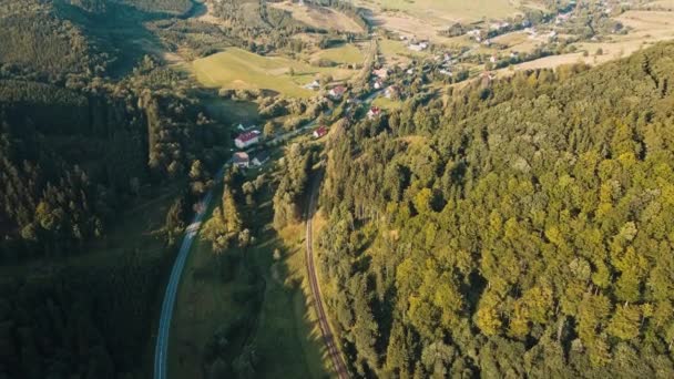 Гірське село та сільськогосподарські поля, вид з повітря. Природний ландшафт — стокове відео