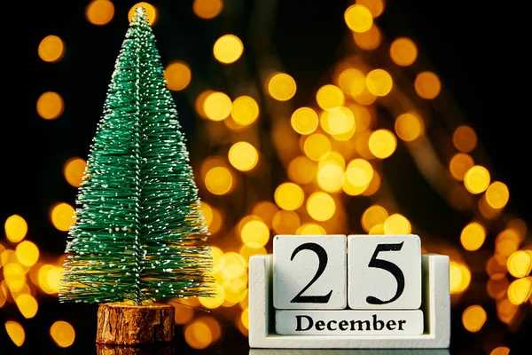 Frohe Weihnachten und ein glückliches neues Jahr Komposition mit Weihnachtsbaum auf dunklem Hintergrund — Stockfoto