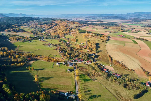 Horská vesnice a zemědělská pole, letecký výhled. Přírodní krajina — Stock fotografie