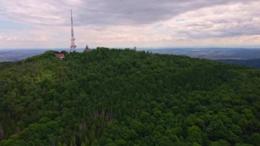 Ormanlı dağın havadan görünüşü. Drone videosu