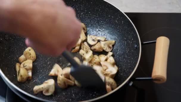 Champignon svamp är stekt i en stekpanna — Stockvideo