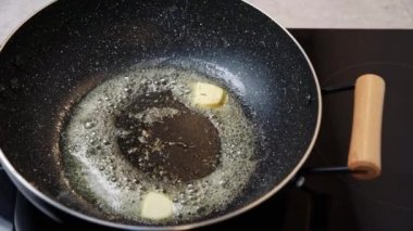 Sıcak tavada kızarmış tereyağı.