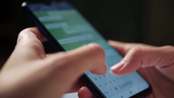 Женщина отправляет текстовое сообщение для чата на смартфоне — стоковое видео