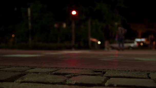 Ночью на городской улице — стоковое видео