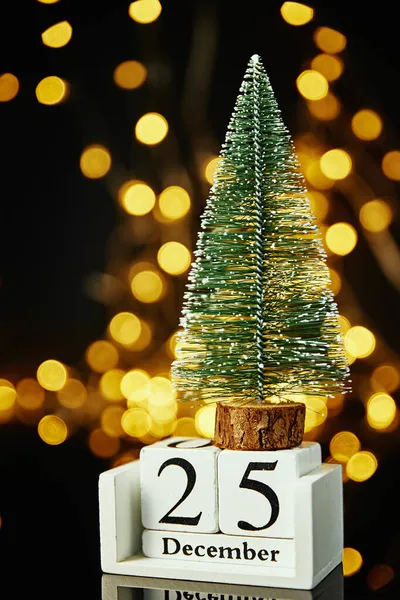 Frohe Weihnachten und ein glückliches neues Jahr Komposition mit Weihnachtsbaum auf dunklem Hintergrund — Stockfoto