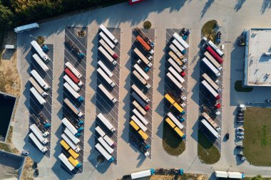 Park etmiş kamyonları olan üst manzaralı otopark.