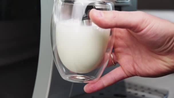 Kapuçino için cam bardakta süt köpüğü yapıyorum. — Stok video