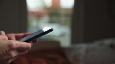 Kadın akıllı telefon uygulamasında sohbet etmek için kısa mesaj gönderdi
