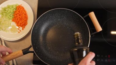 Tavaya zeytinyağı dök.