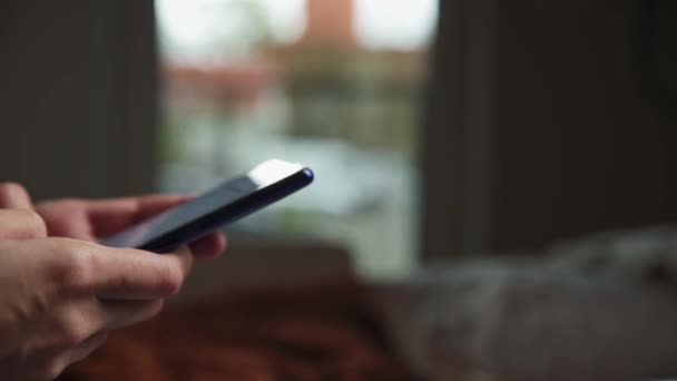 Женщина отправляет текстовое сообщение для чата на смартфоне — стоковое видео