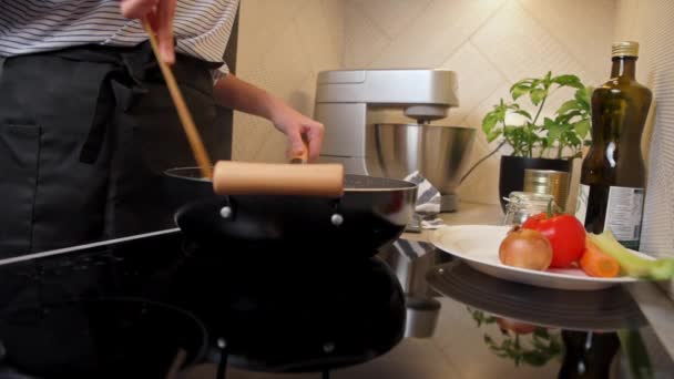 Frau kocht Sauce Bolognese in Küche — Stockvideo