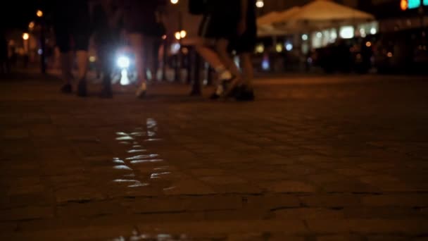 Машины и люди на ночной городской улице — стоковое видео