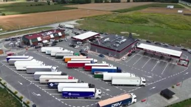 Otobanda kamyonları olan McDonald 's restoranı. Katy Wroclawskie, Polonya - 8 Ağustos 2021