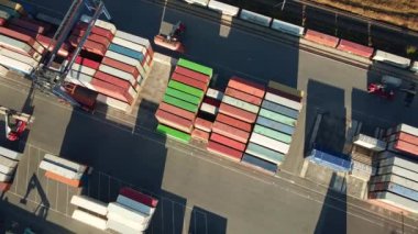 Platformdaki konteynır deposunda vinç, forklift ve hava manzarası var. İş ve lojistik konsept, kargo taşımacılığı. Katy Wroclawskie, Polonya - 29 Ekim 2021