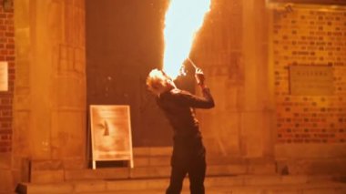 Şehir caddesinde yangın gösterisi. Fakir gece performans sergiliyor. Sokak sanatçısı. Wroclaw, Polonya - 14 Ağustos 2021