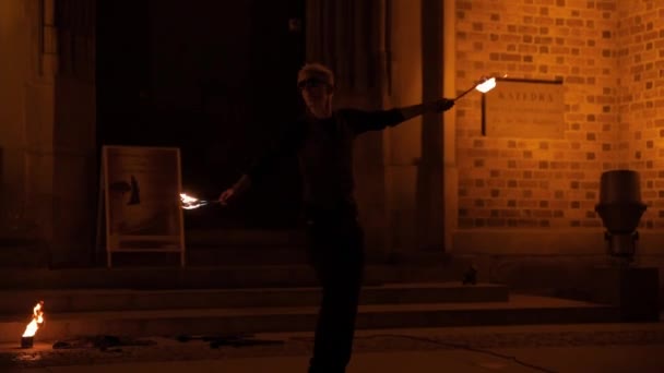 Πυροσβεστική Στην Οδό Σίτι Φακίρ Δείχνει Παράσταση Νύχτα Καλλιτέχνης Του — Αρχείο Βίντεο