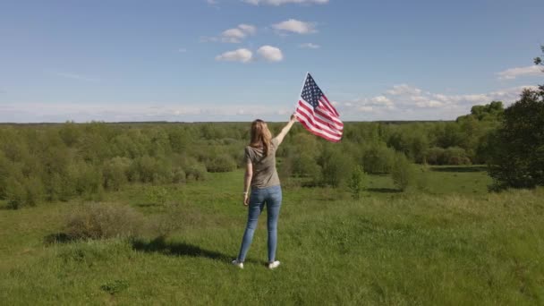 Kobieta Niosąca Flagę Usa Łące — Wideo stockowe