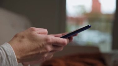 Kadın eller akıllı telefon uygulamasında sohbet etmek için kısa mesaj gönderir. Çevrimiçi sosyal medya