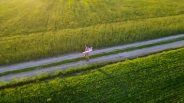 Tarlada bayrak sallayan bir adam