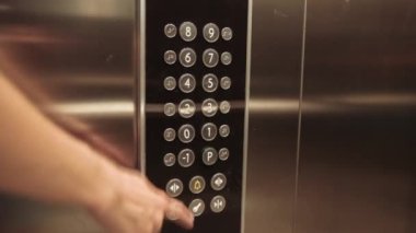 Asansördeki kadın düğmesine bas