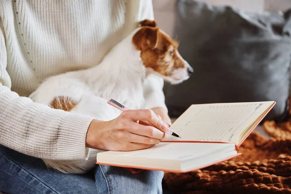 Kobieta pisać notatki w notatniku w domu — Zdjęcie stockowe