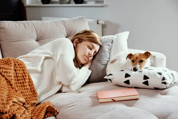 Mulher dormir com cão no sofá — Fotografia de Stock