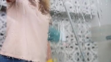 Banyo kabinini temizleyen kadın