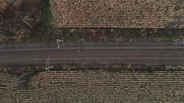 Tarım alanları arasında demiryolu hattının havadan görüşü