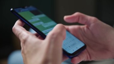 Kadın akıllı telefon uygulamasında sohbet etmek için kısa mesaj gönderdi