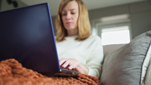 Mujer trabajando en casa con portátil — Vídeos de Stock