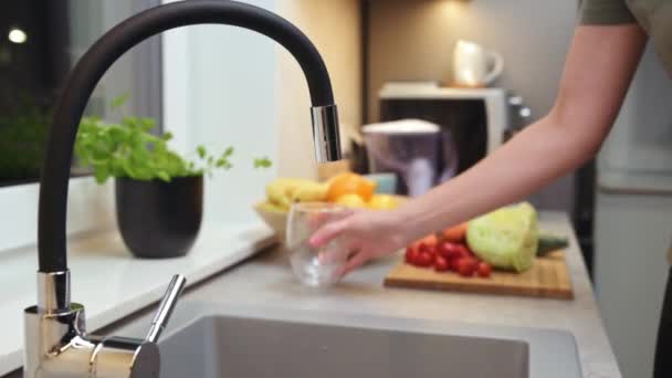 Frau gießt Wasser in Glas — Stockvideo