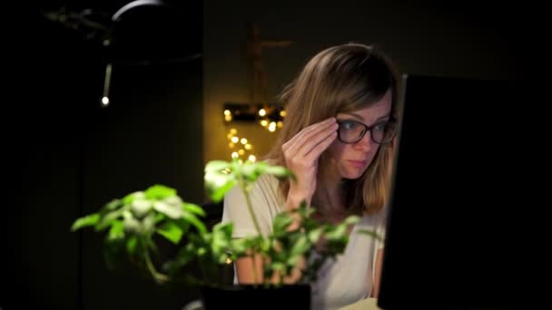 Femme fatiguée travaille tard au travail à la maison — Video