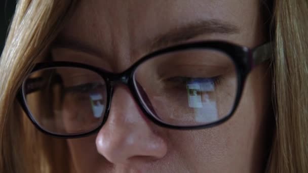 Gözlüklü kadın gece akıllı telefon kullanıyor. — Stok video
